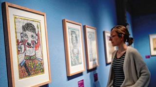 Eine Frau steht in der Ausstellung „Menschen die noch hätten leben können“ in den Ausstellungsräumen der Sammlung Prinzhorn.