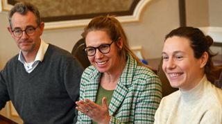 Sarah van Gulik (r.) wird den neuen Kindergarten leiten. Bürgermeister Schönung und Katharina Naegele vom Familienzentrum stellten das Projekt vor.