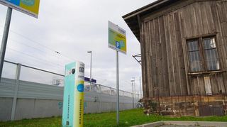 Die GGEW betreibt die beiden öffentlichen Ladesäulen für E-Autos in Zwingenberg. Eine der Stromtankstellen ist auf der Park-and-Ride-Anlage auf dem Gelände des ehemaligen Güterbahnhofs (unser Bild), die andere auf dem Melibokusparkplatz.