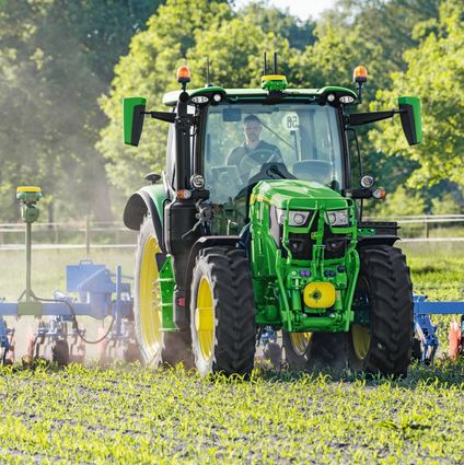 Traktormodelle wie dieses werden am John-Deere-Standort Mannheim gebaut.