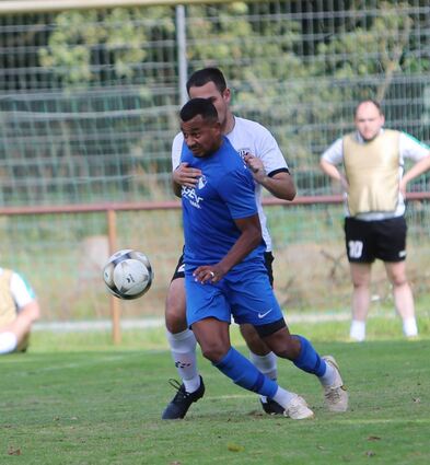 Zweikampf zwischen dem Lorscher Jesse Dorval (vorn am Ball) und SSG-Akteur Toni Crnov im Hinspiel in Einhausen, das 1:1 endete.