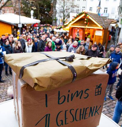 Harry Hegenbarth und sein Team laden für den 9. Dezember wieder zur Geschenkeversteigerung an die Alte Faktorei ein. Der Erlös kommt wohnungslosen und hilfsbedürftigen Menschen zugute.