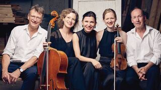 Das Boulanger Trio kommt gemeinsam mit dem Schauspieler Ulrich Noethen (r.) und Autor Hans von Trotha am 2. Dezember ins Parktheater. Texte von Laurence Sterne versprechen einen vergnüglichen Abend.