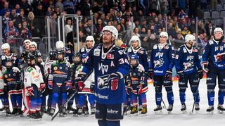 Der gefeiert Mann des Abends: Adler-Stürmer Tom Kühnhackl erzielte gegen Wolfsburg zwei Tore und einen Assist.