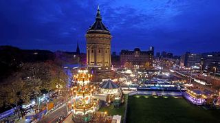 Warme Lichter und adventliche Stimmung auf dem Weihnachtsmarkt am Mannheimer Wasserturm.