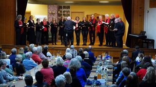 Die gastgebenden „Getwinc-Singers“ begeisterten das Publikum im Adlersaal unter anderem mit dynamisch vorgetragenen Popsongs.