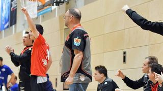 Handball Männer Bezirksoberliga HC VfL Heppenheim (blau schwarz) - HSG Bensheim/Auerbach 18:34. HSG-Torjubel. Foto: Dagmar Jährling