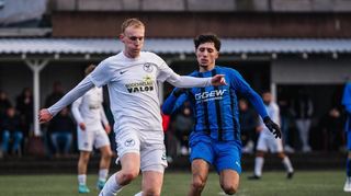 Bürstadts Manuel Piechotta (links), hier gegen Heppenheims Albin Mecini, gelang in der 59. Minute der 2:2-Ausgleich.