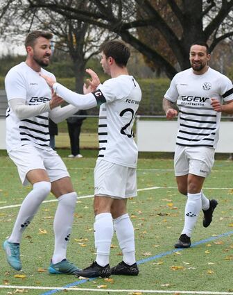 In Trauerflor wegen des verstorbenen Ex-Trainers Lothar Buchmann bejubelte der FC 07 (v. li. Niklas Blüm, Luca Albrecht, Florian Budimir) einen Heimsieg.