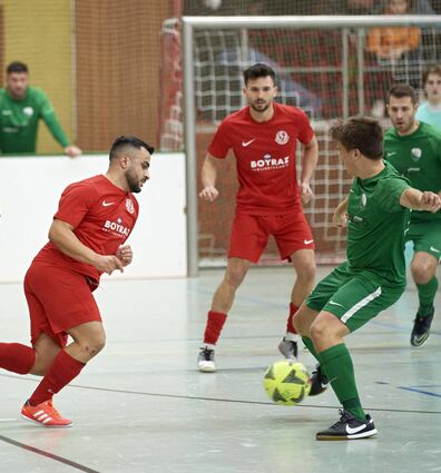 Der TVL-Hallencup, hier eine Szene aus dem Finale 2023 zwischen TuS Rüssingen (rot) und dem VfR Fehlheim, erfährt auch in diesem Jahr großen Zuspruch.