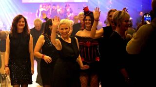 Beim Jubiläumskonzert sorgte der Popchor 21 in der Mehrzweckhalle in Erbach für gute Stimmung mit Liedern aus 50 Jahren Rock- und Popgeschichte.