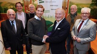 Das Foto zeigt (von links): Jürgen Kaltwasser, Ole Wilkening, Roland von Hunnius, Steven Schwarz, Wolfgang Freudenberger und Berthold Mäurer sowie Michael Gahler, Europa-Abgeordneter, der vor dem Hintergrund der aktuellen internationalen Geschehnisse über die europäische Außen- und Sicherheitspolitik sprach.