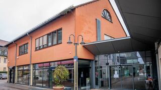 Die Tiefgarage und die Ladenzeile im Neumarkt-Center haben seit Anfang November keinen Strom mehr. Am Montag wollte die GGEW AG eigentlich weitere Stromzähler vom Netz nehmen. Nachdem der Energieversorger aber nun im Austausch mit dem Eigentümer steht, hat das Unternehmen vorerst auf diesen Schritt verzichtet.