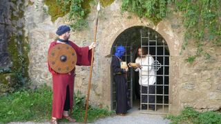 Für die Episode zur Sage „Die zwei Frauen des Herrn von Rodenstein“ erklommen die Schauspieler die Burg Lindenfels und spielte unter anderem bei dem als Verlies genutzten Burg-Keller.