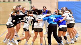 Überschwänglich feierten die Bezirksoberliga-Handballerinnen des SV Erbach den überraschend klaren 24:17-Sieg im Derby beim HC VfL Heppenheim.
