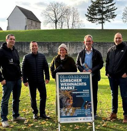 Bürgermeister Schönung und Jana Lenhart dankten Sponsoren und stellten das neue Design vor.