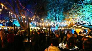 Das Festgelände wird blau angestrahlt.