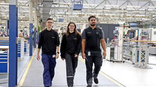 Aykut Yalin (v.l.), Helena Wenninger und Sven Dagenbach verbringen für ihr Studium oder ihre Ausbildung bei Daimler Truck viel Zeit in der Zukunftswerkstatt.