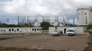 Auf der Freifläche in der Bibliser Goethestraße bereiten Arbeiter gerade die Container für die Flüchtlingsunterbringung vor.