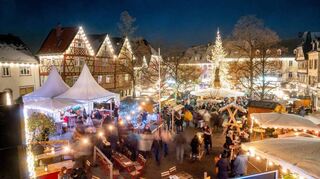 Lichterglanz auf dem Marktplatz: Am Donnerstag öffnet der Bensheimer Weihnachtsmarkt erstmals seine Tore.