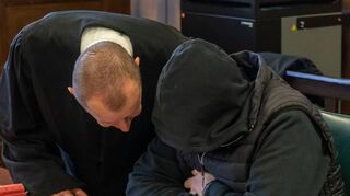 37 Jahre nach dem Mord an Jutta Hoffmann steht der mutmaßliche Täter Peter F. (rechts) seit Mitte November vor Gericht.