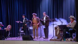 Mit Sprechstimmen, Musik, Geräuschen und Bühnennebel lassen die Medien- und Theaterprofis den Western vor dem geistigen Auge des Zuschauers entstehen.