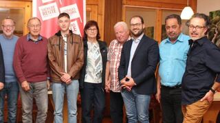 Alexander Fritz (Mitte), der neue Vorsitzende des DGB-Ortsverbands Lautertal-Lindenfels, und der neu gewählte Vorstand. Ebenfalls auf dem Bild: DGB-Regionssekretär Horst Raupp (Dritter von links).