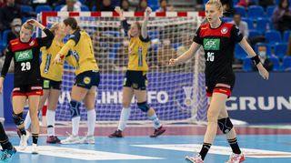 Abgang: Bei ihrer letzten WM-Teilnahme kam Kim Naidzinavicius (re.) nach einer Niederlage im Platzierungsspiel gegen Schweden im Jahr 2019 in Japan auf den achten Rang; unter anderem zusammen mit ihrer besten Freundin und damaligen Bietigheimer Teamkollegin Antje Döll, geb. Lauenroth (li.).