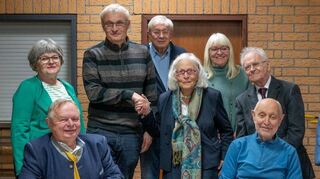 Gratulation zur Wahl an Christoph Bedau (3.v.l), den neuen Vorsitzenden des Freundeskreis Pierrefonds-Zwingenberg, von der scheidenden Vorsitzenden Christine Baldauf (5. v.l.) umrahmt vom Vorstandsteam des Vereins.