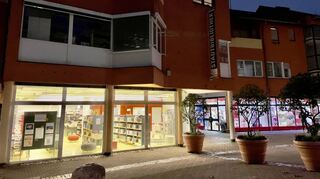 Auch wenn der Strom nicht gekappt wird, gehen in der Stadtbibliothek im Neumarkt-Center bald die Lichter aus. Die Bücherei soll an einen neuen Standort umziehen. Das „Click und Collect“-Angebot wird zum 8. Dezember eingestellt.