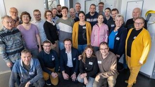 Lars Schlichtherle (stehend, Mitte) nahm als einziger von zwei Lehrern an einer besonderen Fortbildung in Hannover teil.