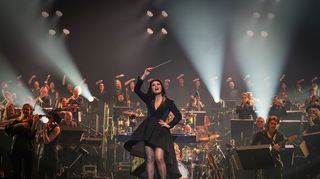 Dirigentin Alexandra Arrieche leitet die Starparade mit Orchester, Chor und Band bei der Night Of The Proms.