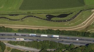 Der Winkelbach an der A5 aus der Luft gesehen – kurz nach der Renaturierung im Jahr 2014.