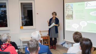 Die Wirtschaftsvereinigung Bensheim (WVB) hatte zum Business-Treff ins Familienzentrum Bensheim eingeladen. Dort stellte auch Martina Evertz, Vorsitzende des Frauenhaus-Vereins, die Arbeit ihrer Einrichtung vor.