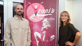 Veronika Rosenberger (r.) hat das Tanzstudio gegründet und lange geleitet. Nun übergab sie es im Rahmen einer großen Feier an Robin Rosenberger (l.)