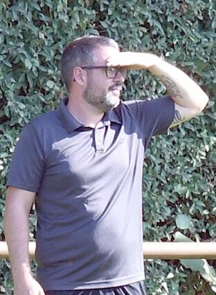 Die Trainer Marco John (rechts, VfR Fehlheim II) und Paul McNally (links, SC Rodau) blicken dem Derby mit Vorfreude, aber auch gemischten Gefühlen entgegen, schließlich brauchen beide Mannschaften die Punkte.