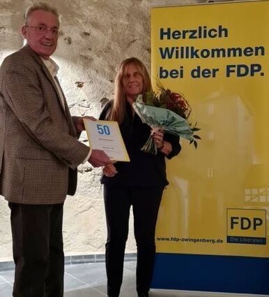 Madeleine Draudt (r.) ist seit 50 Jahren Mitglied der FDP.