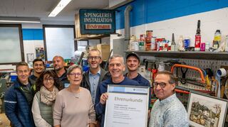 Die Firma Bodemann feiert ihr 150-jähriges Bestehen. Die Handwerkskammer gratulierte zum Jubiläum und überreichte eine Ehrenurkunde an Doris Bodemann und ihren Sohn Sven Bodemann.