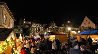 So wie auf unserem Bild aus dem vergangenen Jahr wird der historische Zwingenberger Marktplatz am nächsten Wochenende wieder weihnachtlich glänzen und viele Besucher anlocken.