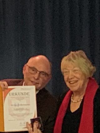 BLE Einhausen 150 Jahre Gesangverein Eintracht. Stellvertretende Vorsitzende Elke Hedderich nahm vom Sängerbund eine Medaille entgegen.