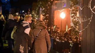 An 60 Marktbuden konnte man beim „Blauen Weihnachtswunder“ einkaufen, auf dem Benediktinerplatz verlockten die großen Engelsflügel vor der Königshalle sehr viele Menschen dazu, ein besonderes Erinnerungsfoto zu schießen. Kinder hatten an allen drei Tagen auf dem Karussell viel Spaß.