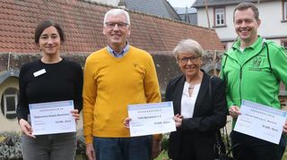 Den Erlös von 30 000 Euro aus einer Zahngold-Spende seiner Praxis verteilte Christoph Schumacher (2.v.li.) zu gleichen Teilen an den Hospiz-Verein, vertreten durch Swantje Goebel (li.), die Tafel, im Bild Vorsitzende Mariette Rettig (2.v.re.), und die Tour der Hoffnung, vertreten durch Carsten Scholz.