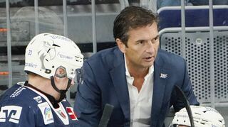 Adler-Trainer Dallas Eakins – hier mit Markus Hännikäinen (l.) und Stefan Loibl – hat noch viel Arbeit vor sich.