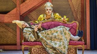 Der Schauspieler Jörg Pohl wird mit dem Eysoldt-Preis ausgezeichnet. Unser Bild zeigt ihn – auf dem Sofa liegend – in einer Szene des Stücks „Molière – der eingebildete Tote“ am Theater Basel.