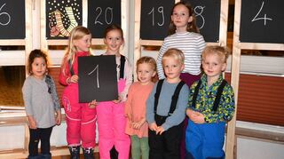 Bei der Adventsfenster-Aktion der katholischen Gemeinde St. Petrus und Pauls in Lindenfels wurde nun das erste Bild enthüllt und eine schöne Geschichte über gestrickte Socken erzählt.