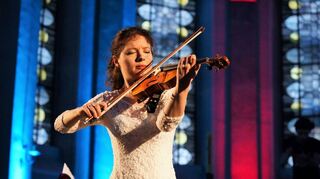 Im Mai 2022 begeisterte die Ausnahmegeigerin Caroline Adomeit bereits beim Bergsträßer Jazzfestival in der Pfarrkirche St. Georg. Am 2. Weihnachtsfeiertag kommt sie erneut nach Bensheim zu einem Konzert im Parktheater.