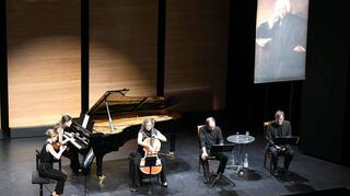 Das Boulanger Trio gestaltete mit Ulrich Noethen und Hans von Trotha (r.) im Parktheater eine Konzertlesung mit Texten des Schriftstellers Laurence Sterne.