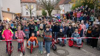 Hemsbergschule: Übergabe von neuen Bewegungsfahrzeugen für den Schulhof, finanziert vom Förderverein ,Schulsprecherin Marei Sowa und ihr Stellvertreter Benjamin Steinke durchschnitten das Band, , Bild: Thomas Neu