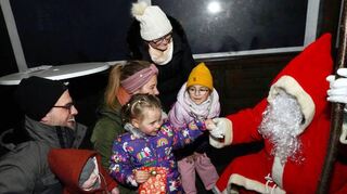 Beim Glühweinfest der Feuerwehr Glattbach schaute auch der Nikolaus vorbei. Er hatte Geschenke für die Kinder mitgebracht.