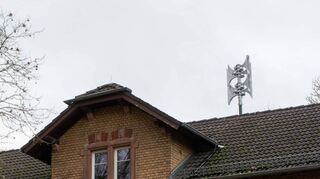Angebracht sind die digitalen Sirenen auf der alten Passschule (unser Bild), dem sogenannten „Beamtenhaus“ in der Orbisstraße, dem Firmen-Gebäude von Brain sowie auf den Feuerwehrgerätehäusern in Zwingenberg und Rodau.